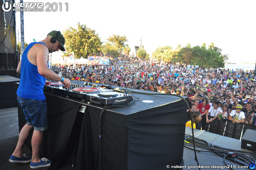 Fake Blood, Live Stage #1733 - 2011 Ultra Music Festival